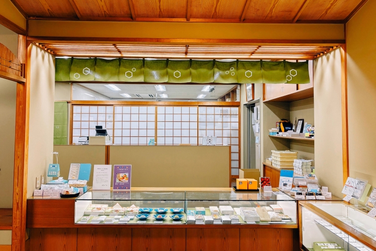 L'intérieur de « Kyogashi Tsukasa Suetomi », une boutique qui existe depuis plus de 130 ans.