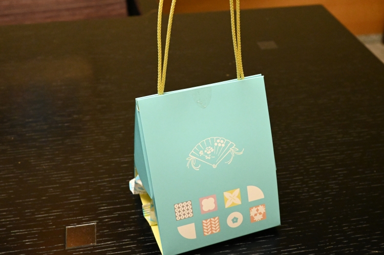 L'emballage en forme de sac fourre-tout utilisé pour le dorayaki « Kyo no Hanaougi »