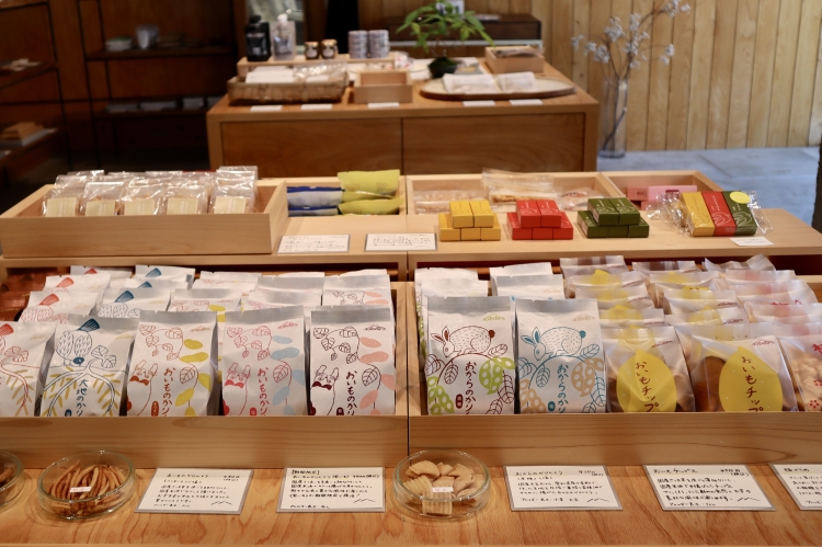 店内に並べられた「大地のおやつ」シリーズ