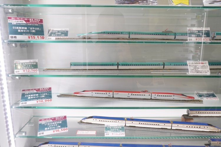 Les trains Shinkansen de JR East, tels que les Hayabusa, Komachi et Kagayaki, sont également populaires.