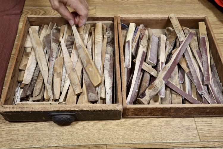 La tige utilisée pour le meulage des dents. Chaque outil est fabriqué à la main.