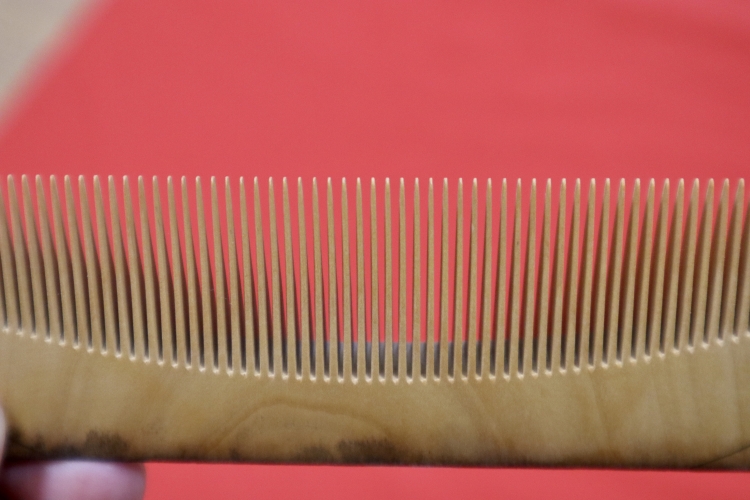 Voici les dents d'un peigne après le processus de meulage. On peut constater qu'elles s'amincissent vers les extrémités.