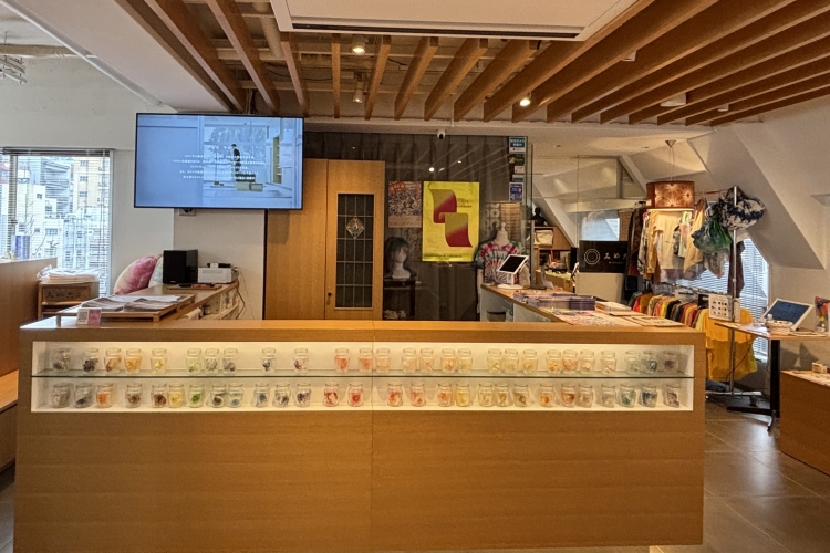 Un aperçu de l'espace de travail et boutique d'expérimentation de teinture « somenova ».