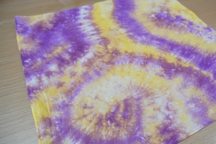 Un furoshiki (tissu d'emballage) fini avec des teintures violettes et jaunes.