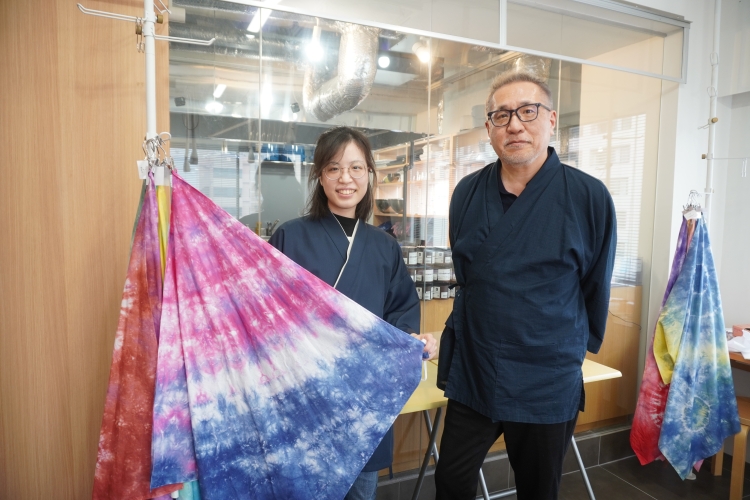 Megumi Saito (à gauche), membre du personnel, et Shinichi Aoyama (à droite), président-directeur général.