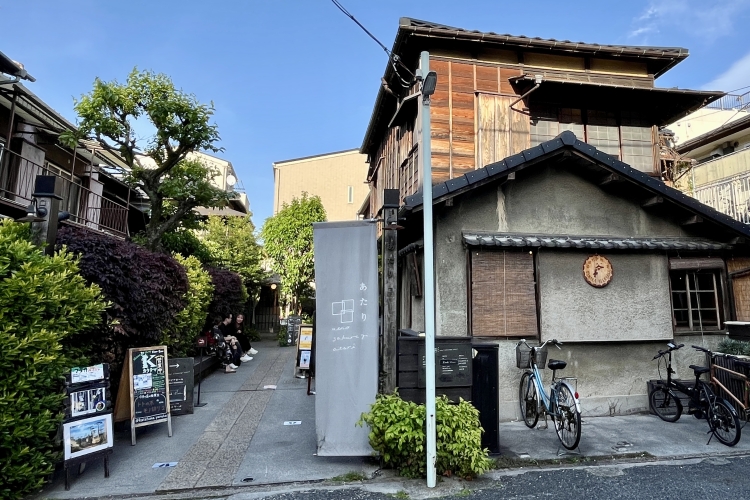 « Ueno Sakuragi Atari » est un quartier rénové de maisons anciennes. Le bâtiment de droite est la « Yanaka Beer Hall ».