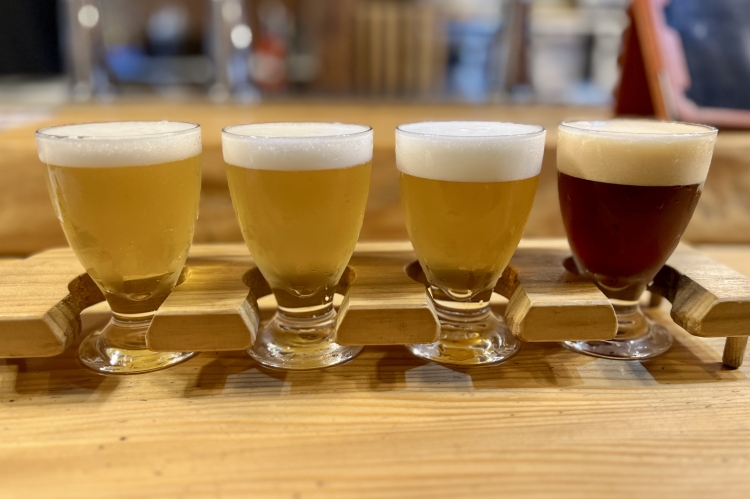 Un « coffret dégustation » qui vous permet de goûter de petites quantités de quatre bières différentes.