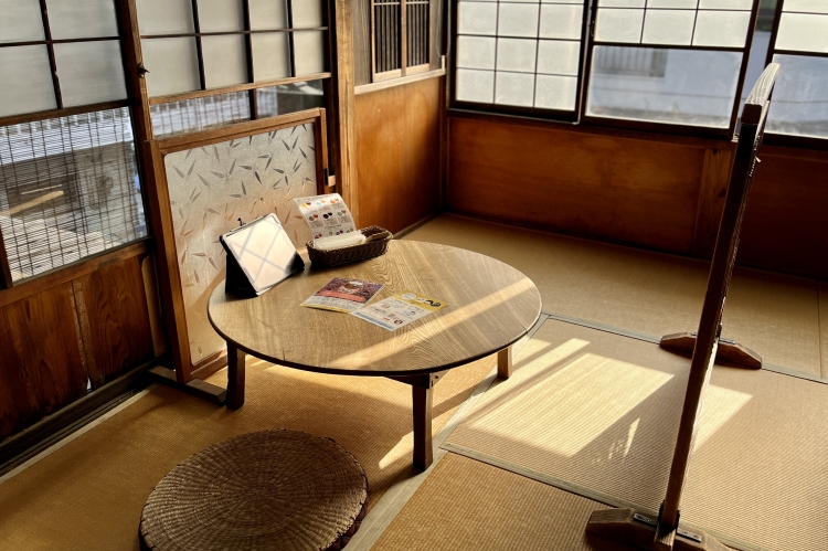 L'espace salon au deuxième étage, recouvert de tatamis, dégage une forte impression d'atmosphère japonaise traditionnelle.
