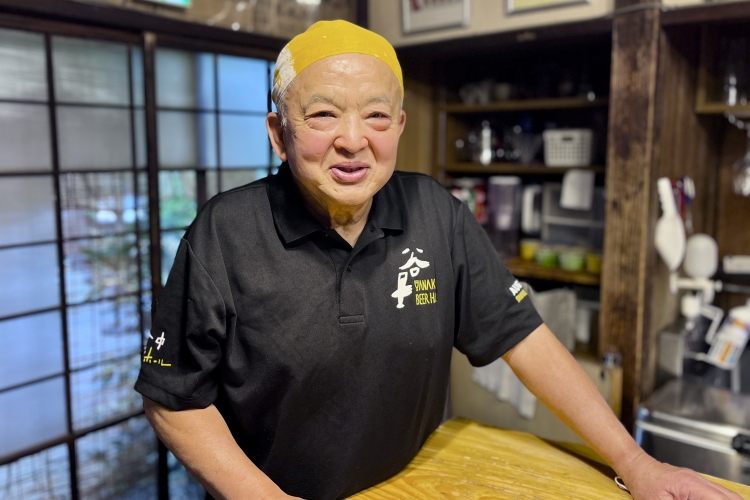 M. Shinbo, qui tient le « Yanaka Beer Hall », accueille ses clients avec une hospitalité sans prétention.