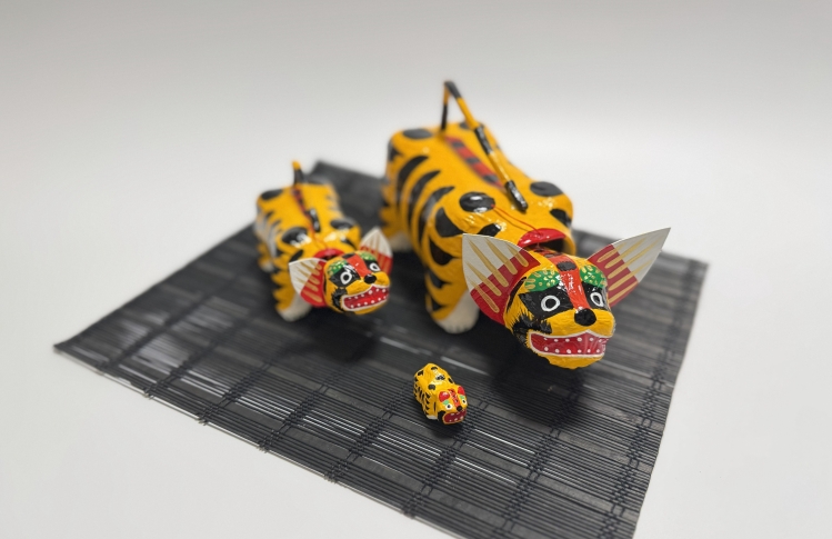 Un tigre à tête branlante et un tigre miniature de la taille d'une paume pour décorer le festival des garçons.