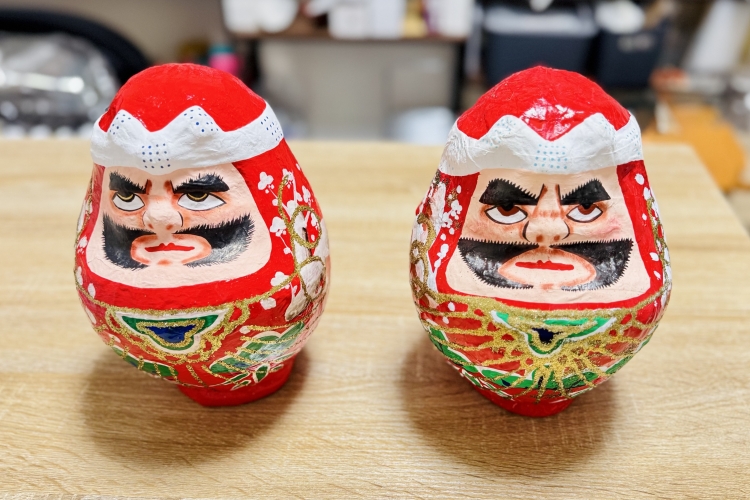 La pièce de gauche a été réalisée par Tomoko, de la 6e génération, et celle de droite par Takashi, de la 5e génération. La texture varie selon l'artisan.