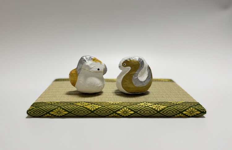 Figurines zodiacales du cheval pour 2025 et du serpent pour 2026
