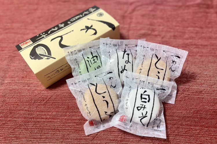 « Soupe miso en un bol » (Quatre variétés disponibles : tofu, tofu frit, champignons Nameko et miso blanc Saikyo)