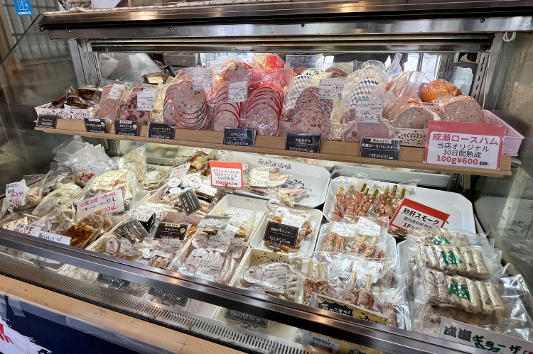 Une vitrine remplie d'articles faits main est installée à l'intérieur du magasin.