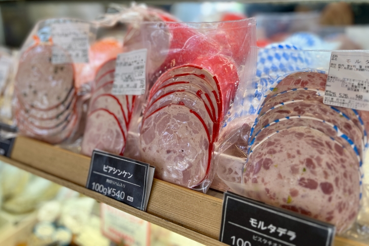 Ils vendent également du jambon tranché fait maison qui peut être consommé tel quel, comme le « jambon à la bière » qui contient du jambon en dés.