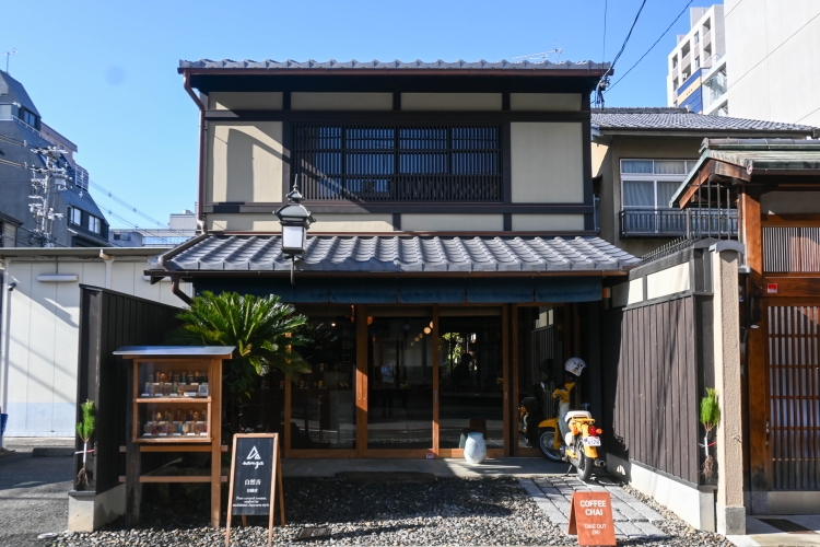 Une charmante maison de ville de Kyoto vieille de 120 ans, située dans l'arrondissement de Nakagyo, à Kyoto.