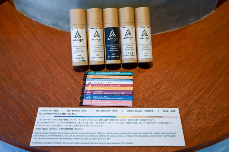 Un « assortiment » contenant 5 flacons de chacune des 9 senteurs différentes.