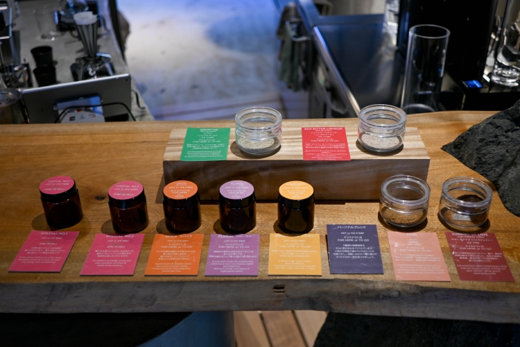 Vous pouvez sentir les arômes des 11 options différentes et trouver votre tasse préférée.