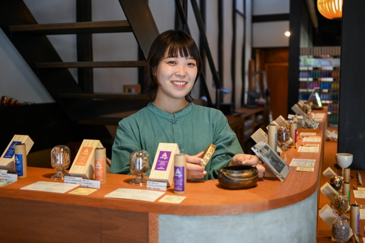 Mayuko Koyama, la gérante du magasin, est également conseillère en parfums.