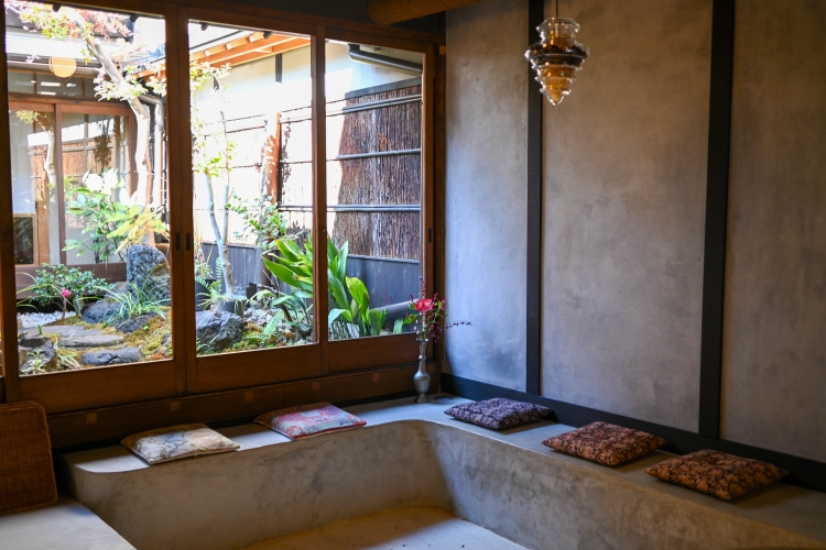 Vous pouvez passer du temps à vous immerger dans les possibilités olfactives tout en contemplant la verdure du jardin intérieur.