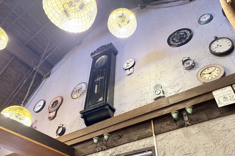 Les horloges anciennes qui ornent tout le mur proviennent de l'ancien magasin.