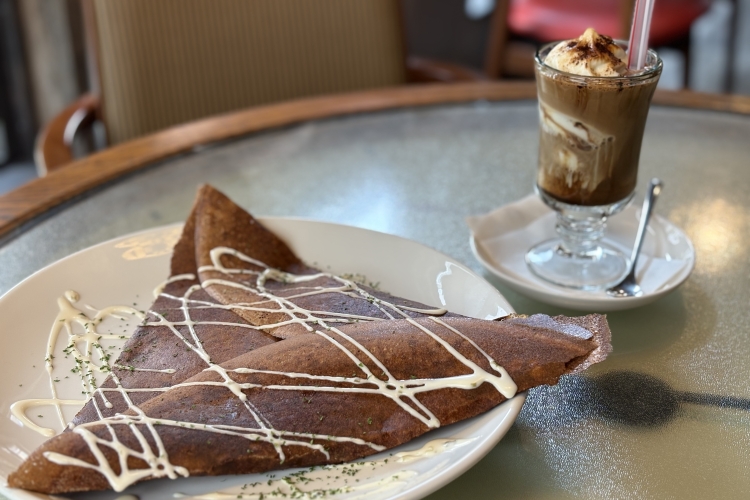 Notre spécialité, ce sont les galettes, et nous proposons également des milkshakes au café préparés avec de la glace artisanale à l'italienne de « Yamanaka Milk ».
