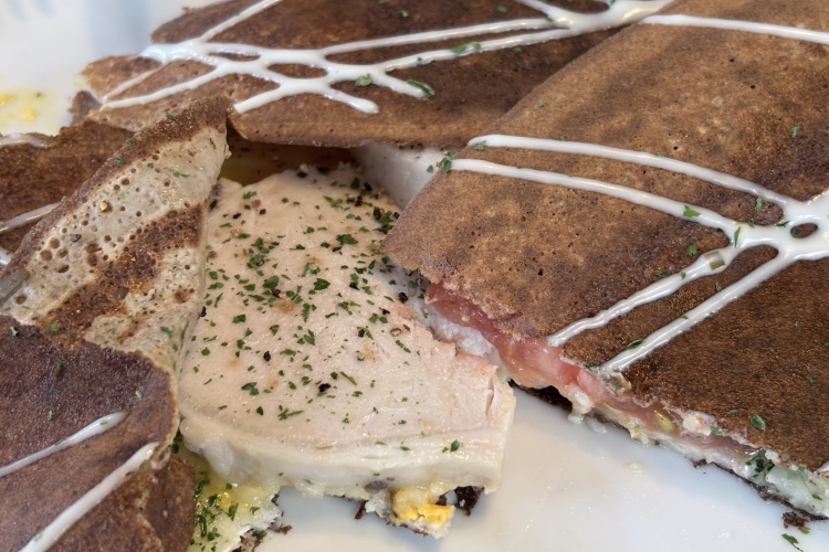 La croûte croustillante est garnie d'une généreuse portion de jambon maison.