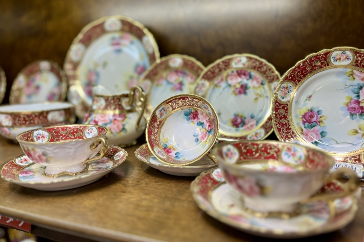 Une tasse et une soucoupe attrayantes de la marque « Old Noritake », ornées de détails dorés et d'un motif de rose éclatant.