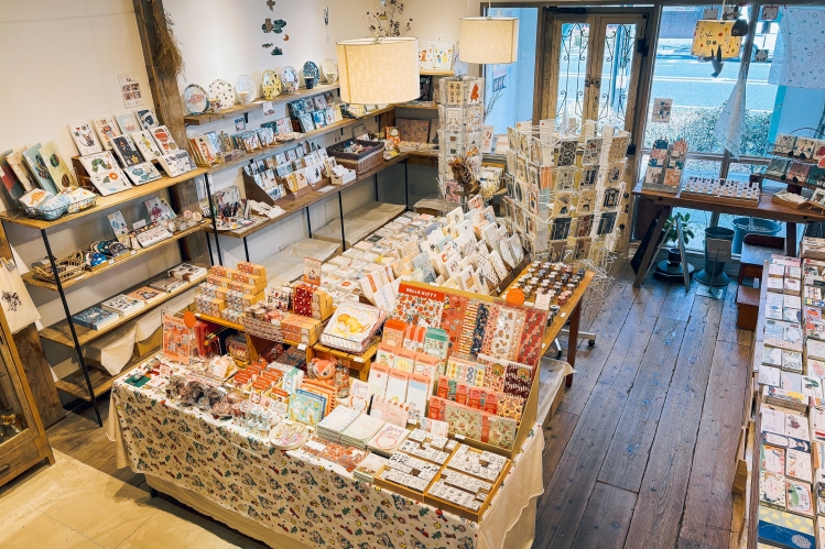 Une atmosphère relaxante règne à l'intérieur du magasin, enveloppée par la chaleur du bois.