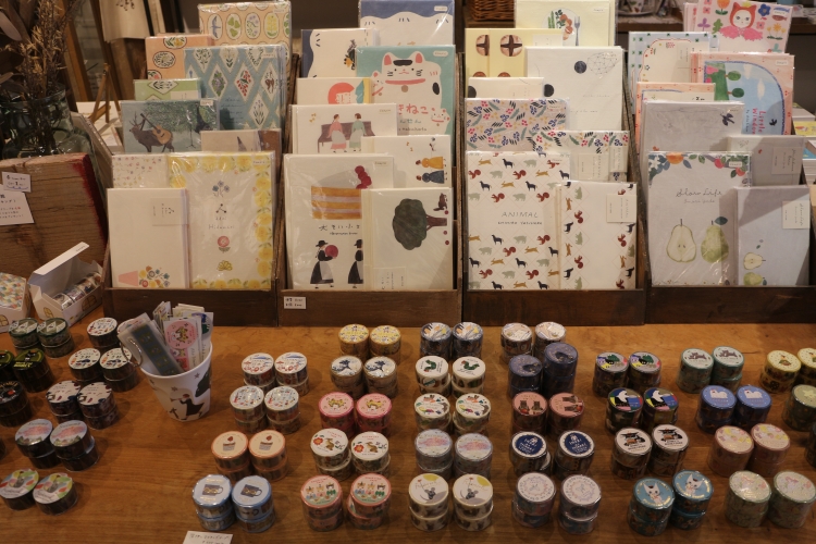 Les produits exposés sont le fruit de collaborations avec de nombreux artistes.