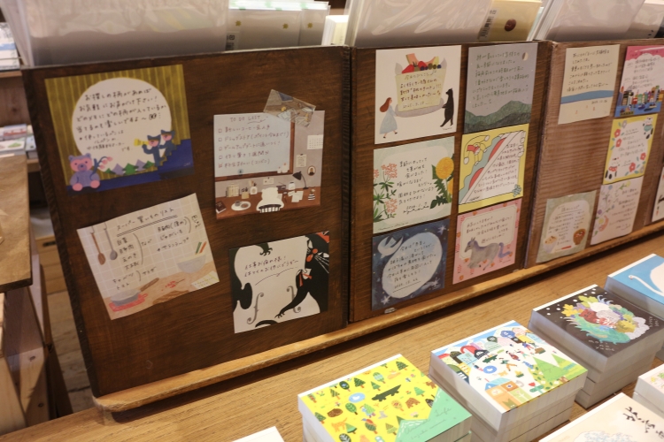 Les carnets de notes préférés du personnel sont également exposés, illustrant comment l'art est intégré à la vie quotidienne.