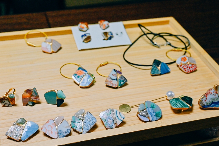 Vous pouvez créer votre bijou préféré parmi une sélection de boucles d'oreilles, bagues, broches, clips obi et pendentifs.
