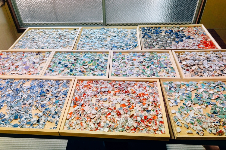 Des fragments de plus de 300 types différents, allant de la céramique Kiyomizu à la céramique thaïlandaise Benjaroni.