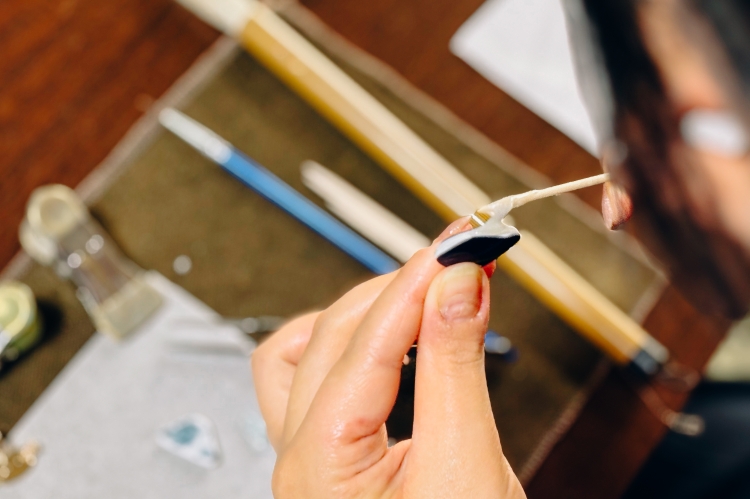 Appliquez du vernis sur la section transversale de la pièce sélectionnée.