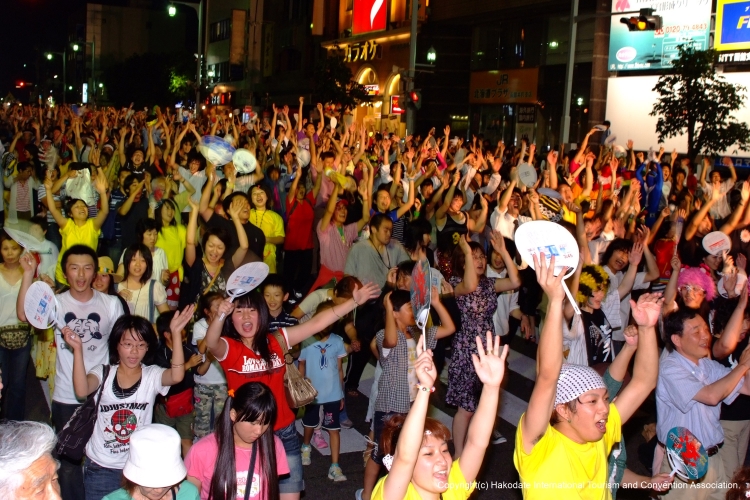 Les « Wasshoi Hakodate » défilent en exécutant la « Danse du Calamar »