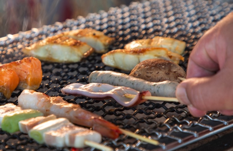 Pour le petit-déjeuner, en plus du sashimi de calamar, du calamar salé et du poppo de calamar qui figurent dans la danse du calamar, nous proposons également du calamar grillé.