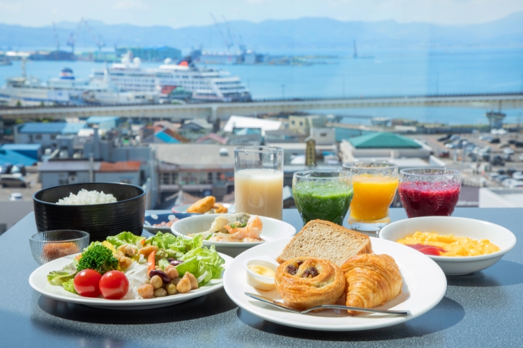 Restaurant pour le petit-déjeuner (au 10e étage) de l'hôtel Resol Hakodate, offrant une vue panoramique sur le port d'Hakodate.