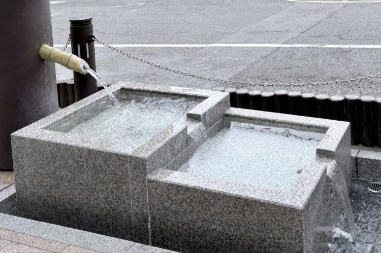 Le «&nbsp;puits-nageur&nbsp;» situé devant la gare d'Ogaki. Il est à deux niveaux, les parties supérieure et inférieure étant utilisées à des fins différentes.