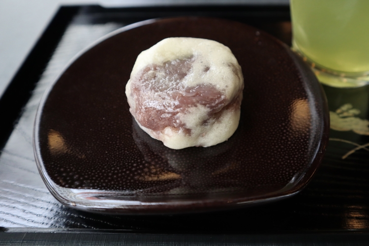 « Kinchoen Manju ». La pâte a un léger arôme de saké et est si fine qu'on peut voir la garniture de pâte de haricots rouges à travers.