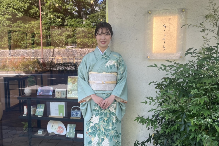 Mme Hibino, représentante de la « Galerie de calligraphie Kiyora »