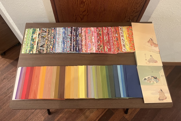 Choisissez deux morceaux de papier chiyogami dans vos couleurs et motifs préférés, et collez-les sur une base en forme d'éventail.