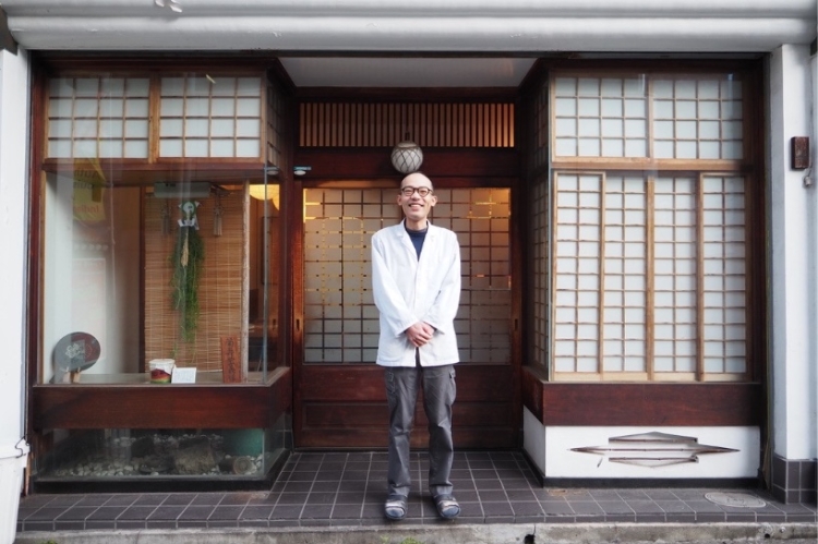 Tetsuya Kubo, le propriétaire de la 18e génération, nous a raconté l'histoire du magasin.