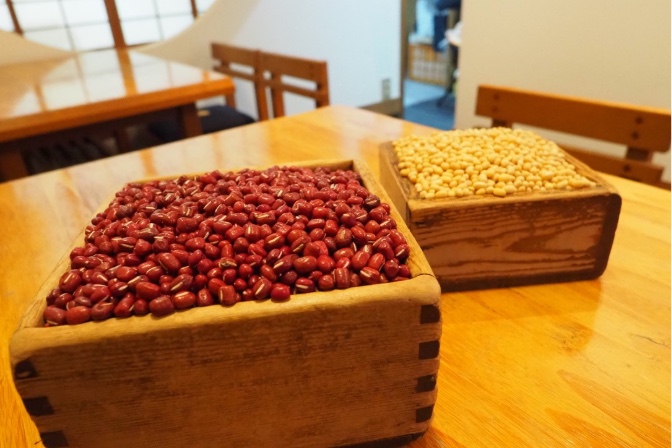 La méthode traditionnelle de fabrication de la pâte de haricots rouges, transmise de génération en génération.