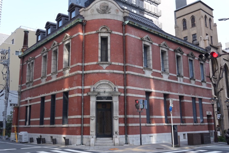 L'extérieur du bâtiment est saisissant avec ses briques rouges.
