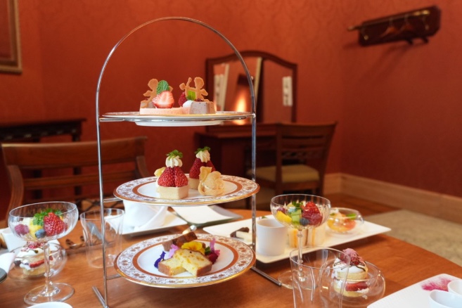 Au printemps, ils proposent un thé de l'après-midi sur le thème de la fraise.