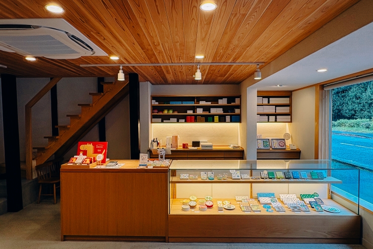 À l'intérieur de la boutique « UCHU wagashi », qui abrite également un café.