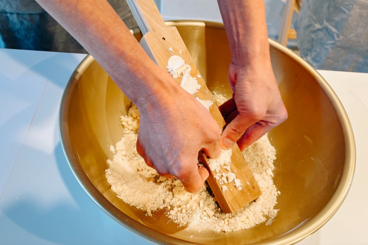 Le procédé consistant à presser le sucre wasanbon imbibé d'eau dans un moule en bois avec la juste pression nécessaire.