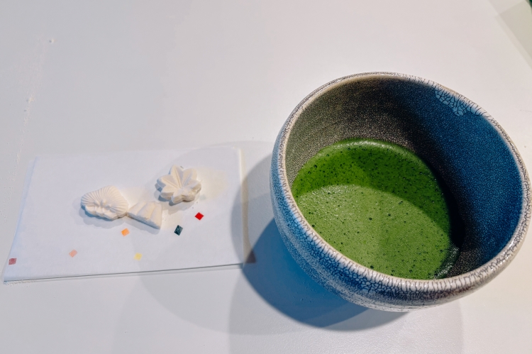 Vous pourrez déguster une partie du rakugan (un type de pâtisserie japonaise) que vous aurez préparé avec du thé matcha, et emporter le reste chez vous.
