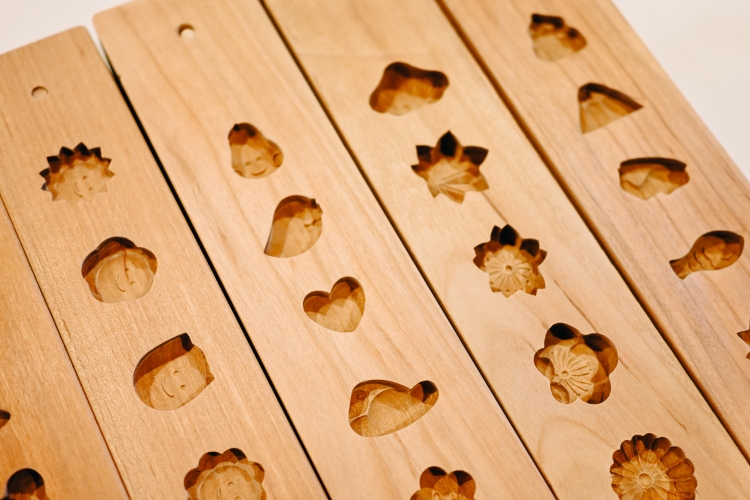 Le moule en bois pour le « UCHU wagashi » finement travaillé