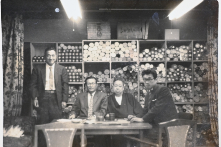 (Au centre à droite) Matsui Tasaburo, 11e génération ; (à droite) Matsui Ryuji, 12e génération